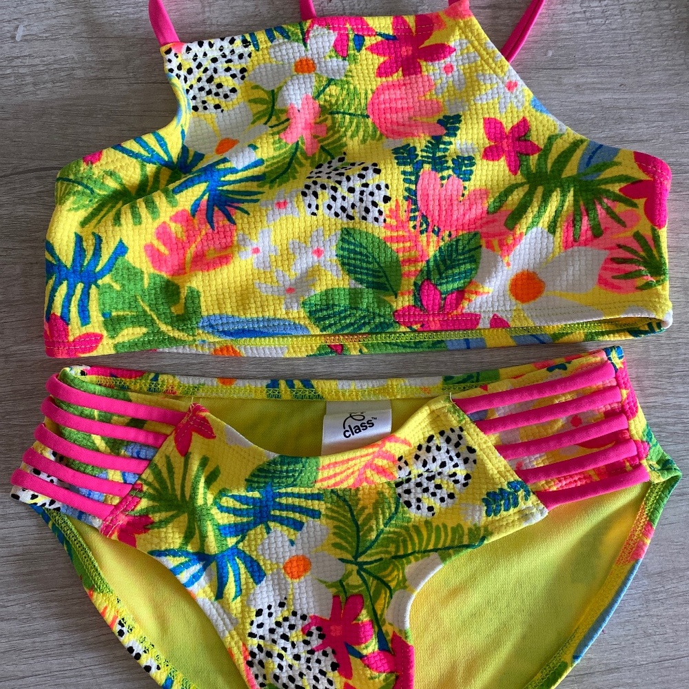 Cute beachy swimsuit!!✌🏻